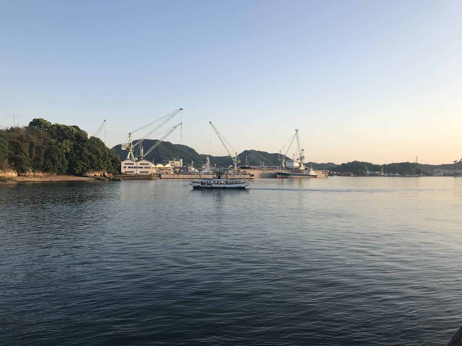夕暮れの尾道水道と向島の町並み